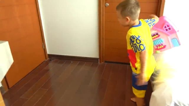 ДИАНА И РОМА - Диана и Рома спорят за игровой домик