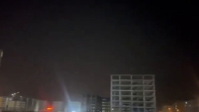 🇮🇱Израиль наносит удары по иранскому порту Бендер-Аббас
Согласно сообщениям СМИ, удары также зафи