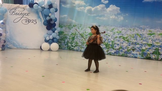 Девочка 6 лет играет на скрипке в садике