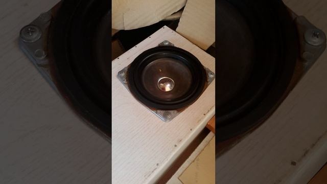 Слушаем музыку на колонке.