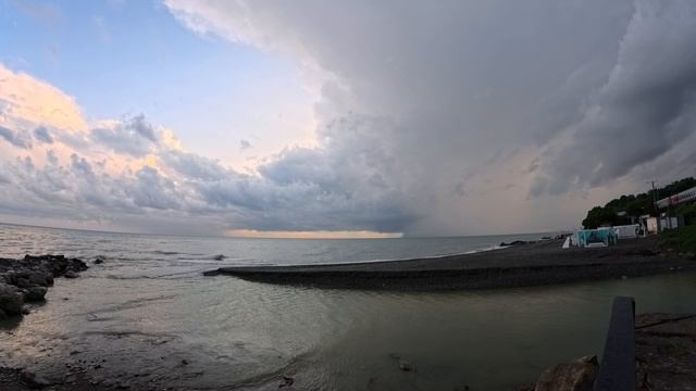 Шторм надвигается с моря. В Сочи.