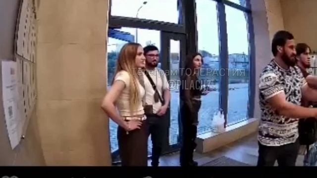 В подмосковном Нахабино абу-бандиты с гастарбайтерами со стройки выломали дверь в подъезд !!!