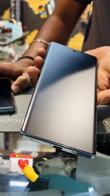 Ставим защитную гидрогелевую.пленку