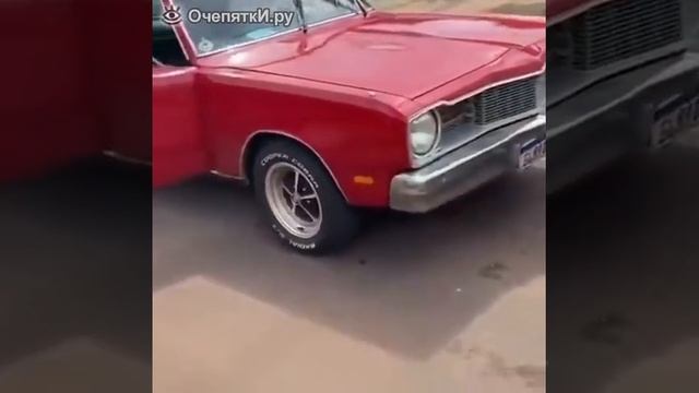 и только ретро автомобиль остался цел
