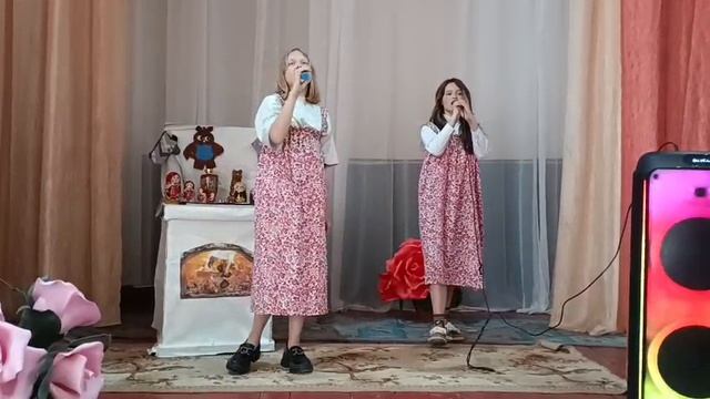 София Сизоненко и Млада Авдеева исполняют песню "Матушка-земля" (стихи и музыка Пётр Андреев)