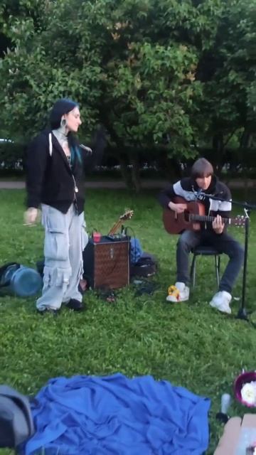 Сергей Елгазин исполняют песню Валеры Экстрима "Теряю тебя" на улице