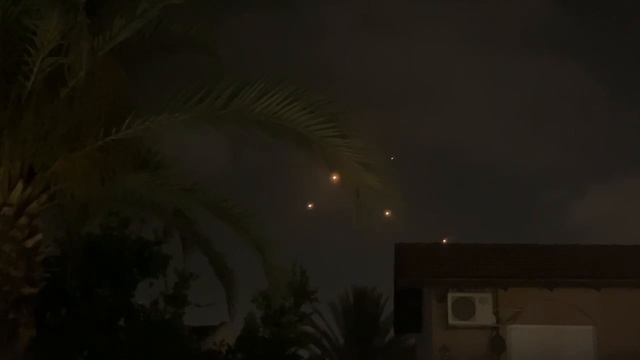 ⚡️Кадры первых попаданий ракет по Хайфе