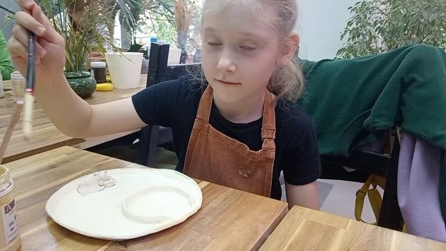 Света Дельфинчик в студии керамики. Глазуровка изделия.