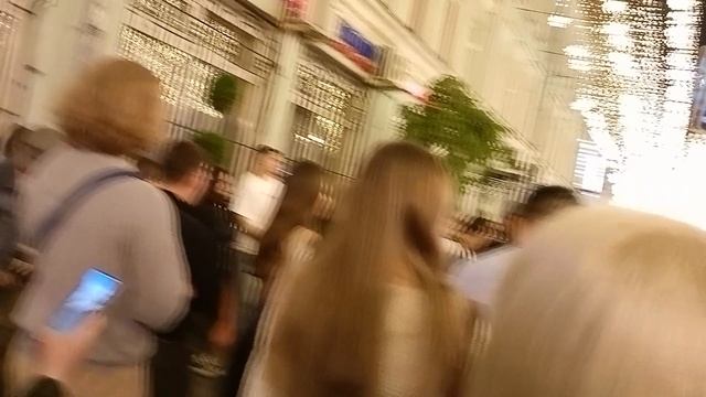 День России.Москва улица Рождественка с иллюминацией, уличные музыканты у метро Кузнецкий мост