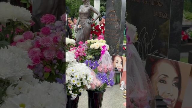10 лет прошло … как не стало  Жанны Фриске🙏 родственники и друзья собрались почтить память| 15.2025