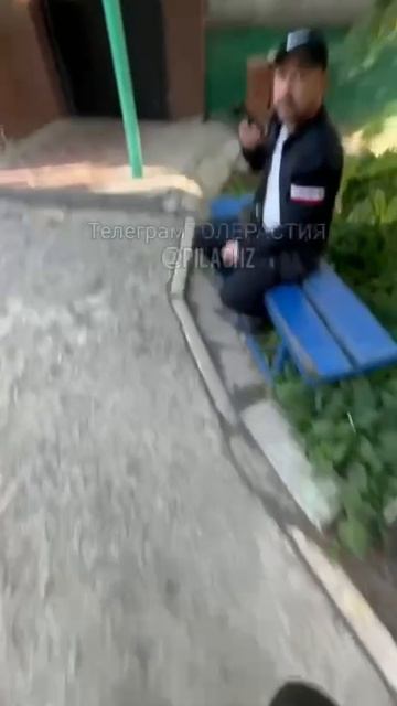 Какой-то ДЕБИЛ зачем-то залил перцовкой и перекинул через лавку мигранта !!!