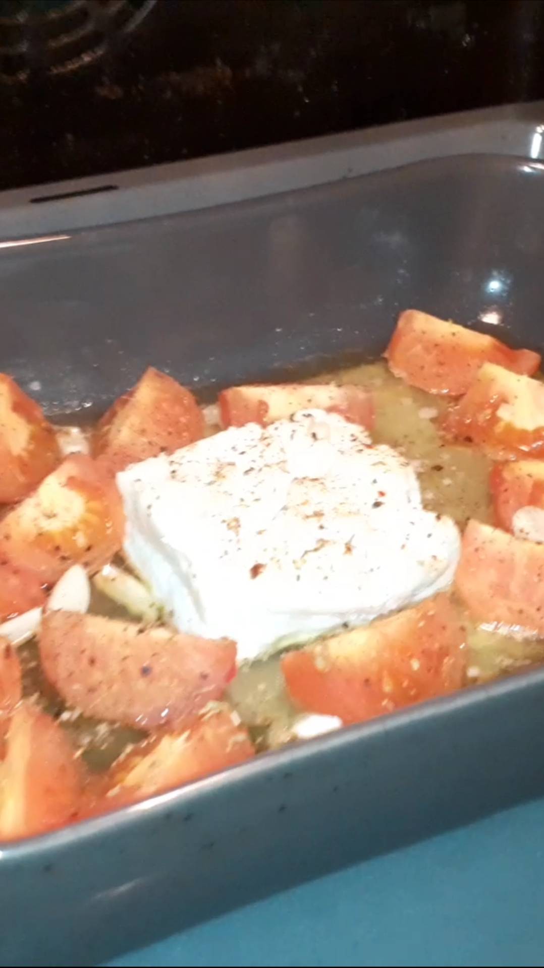 Сыр фета, помидоры, чеснок и макароны, Греческое блюдо. Рецепт вкусного ужина