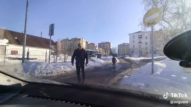 Кидается на капот