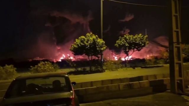 Мощный пожар в Тегеране, где Израиль ударил по топливному хранилищу.