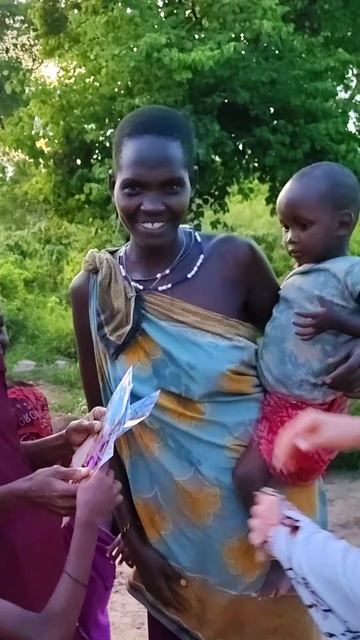 Привезла фотографии в деревню
#путешествия #африка #танзания #travel #masai #tanzania