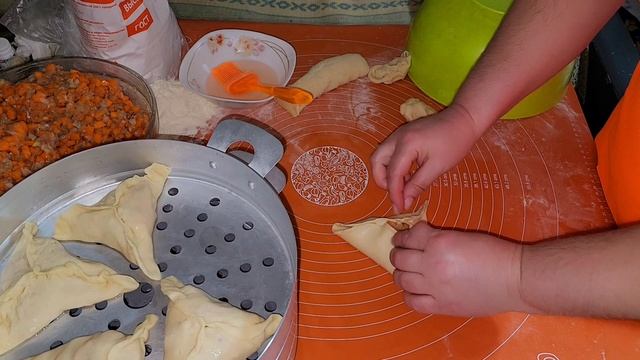 ТРЕУГОЛЬНИКИ С ТЫКВОЙ  И МЯСОМ НА ПАРУ.🥟🥩💨