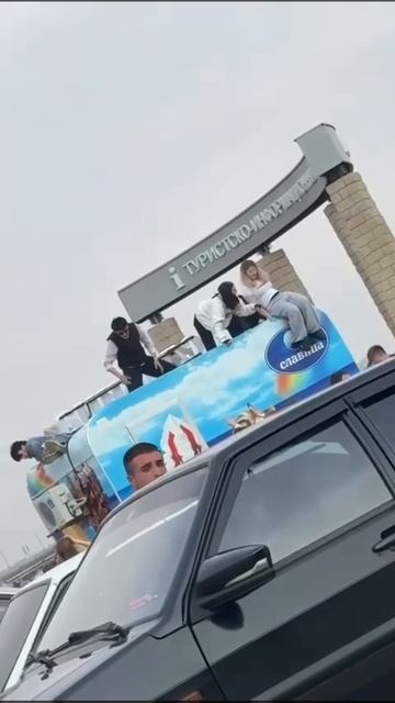 Подростки вскрыли киоск с мороженым и раскидали лакомство прохожим