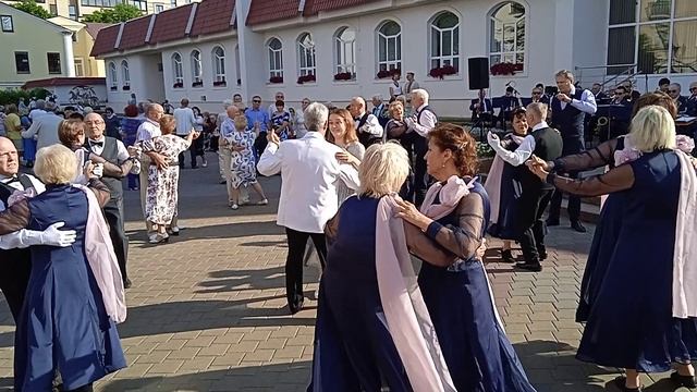 VID_20250614_ Волнующий момент Валерий Борисович Коваль танцует со своей Внучкой