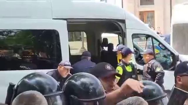 🤯⚡В Кишиневе, в Молдавии полиция с особой жестокостью разгоняет марш протестующих против ЛГБТ.