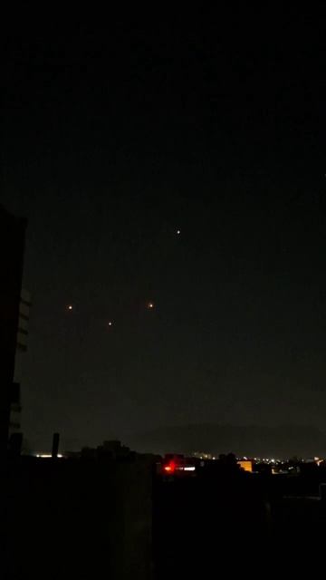 Иран запустил новую волну баллистических ракет в направлении Израиля.Иран анонсировал удары.