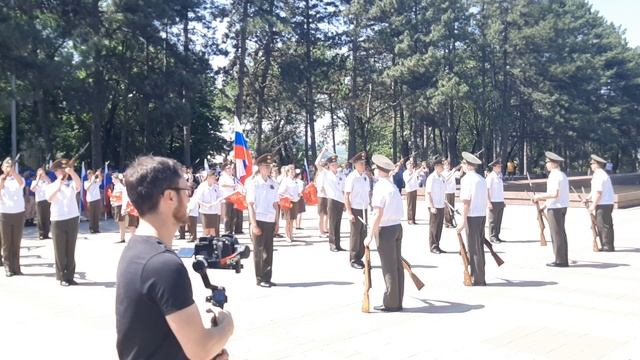 Торжественное поднятие флага и возложение цветов на Аллее Славы. Пятигорск Пост №1  12.06.2025