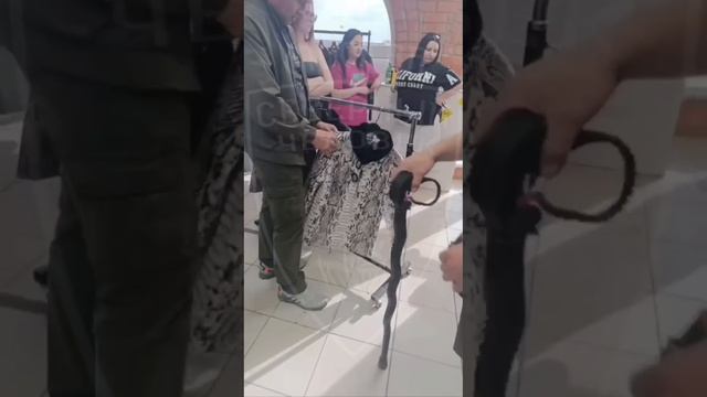 осуществляют незаконную торговлю ширпотребом под видом высококачественных зарубежных брендов !!!