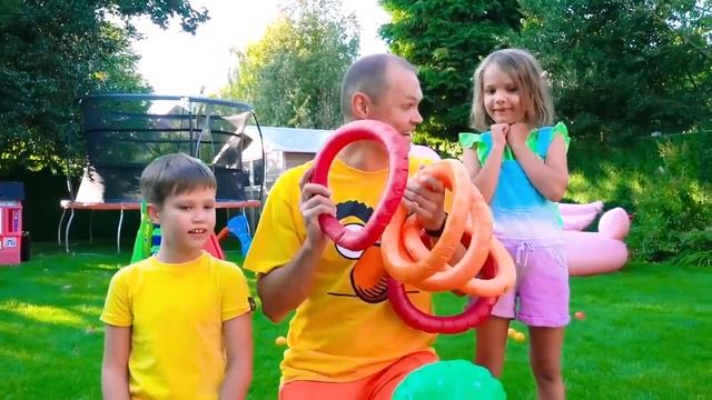 Мисс Кэйти и Мистер Макс (Miss Katy) Макс и Кэти играют с игрушками для активного отдыха