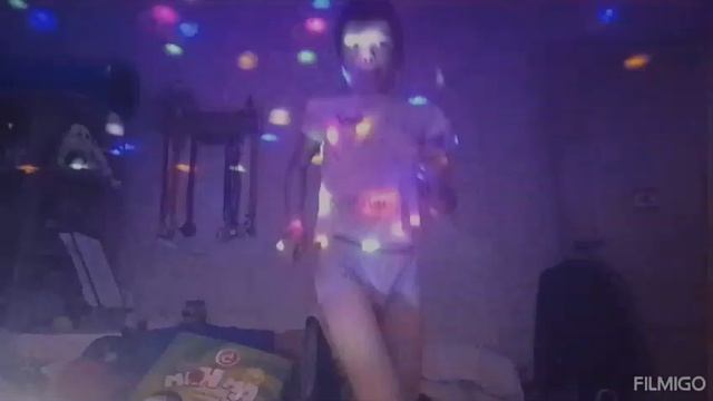 мой друг танцует