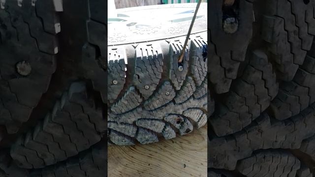 удаляю шипы из зимней резины