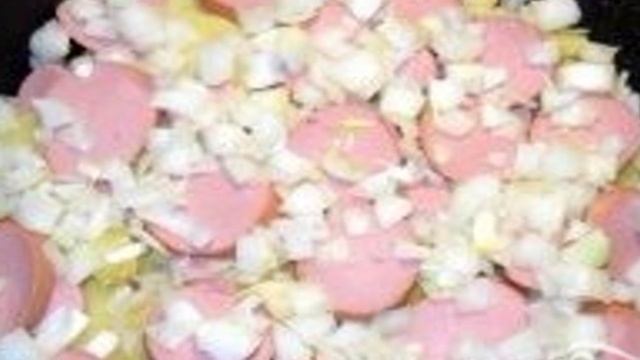 Картофельная запеканка с сардельками