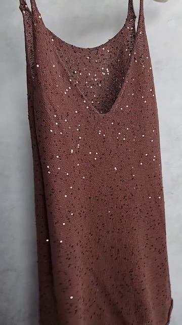 Вязаный шоколадный топ с пайетками