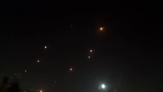 Судя по этим кадрам, если израильское ПВО и сбивает 1/4 часть ракет - хорошо.
Прилёты хорошие.