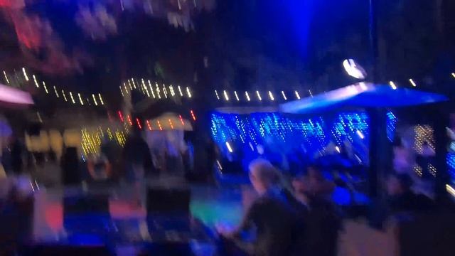 Танцевальный батл в кафе на море