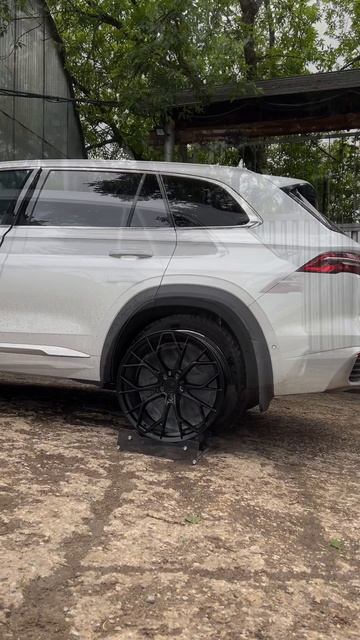 Geely Monjaro на примерке дисков в 20-ом диаметре