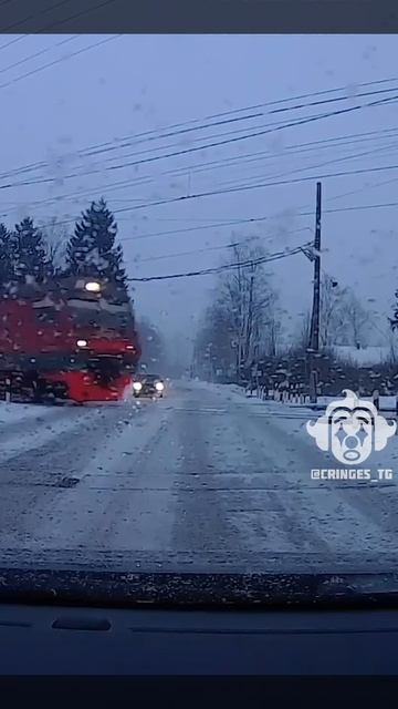 Хорошо, что никто не успел тронуться. Видимо, местные знают, что ответственный за шлагбаум часто бух
