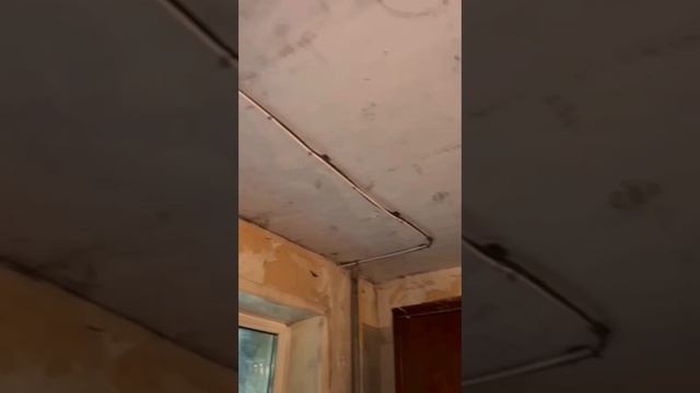 Новая чистовая, открытая электропроводка
 в гостевой комнате.
