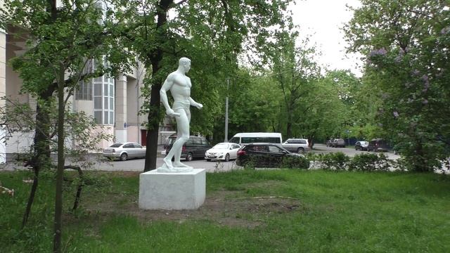 МОСКВА. ЩУКИНО. СПОРТСМЕН С ГРАНАТОЙ НАШЁЛ СВОЮ ТЕННИСИСТОЧКУ...ЖАНРОВЫЕ СКУЛЬПТУРЫ..