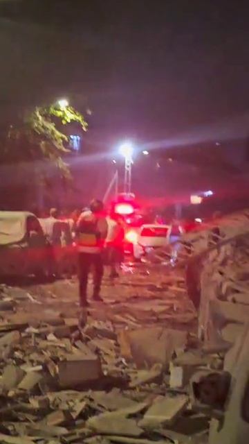 в результате атаки Ирана по Израилю.
Жилой дом полностью уничтожен в районе Рохвот к югу от Тель-Ав