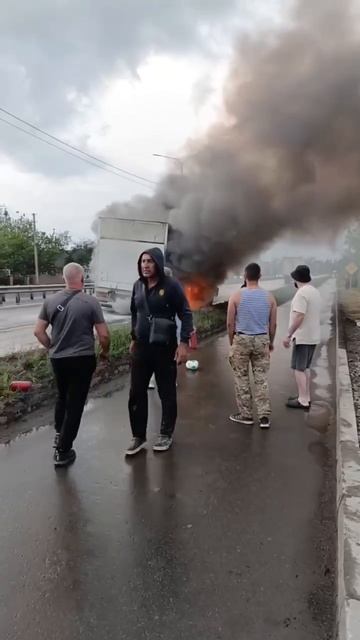 Вспыхнувший автомобиль в Еленовке уже тушат