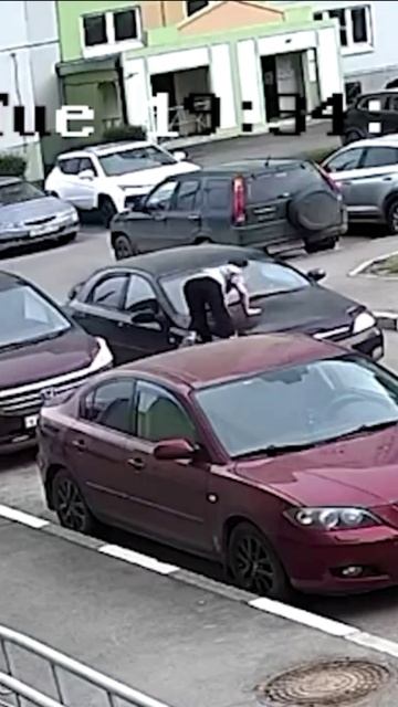 Велосипедист залетел на авто в Омске