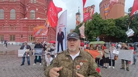 Идеологический патруль НОД у стен Московского Кремля.