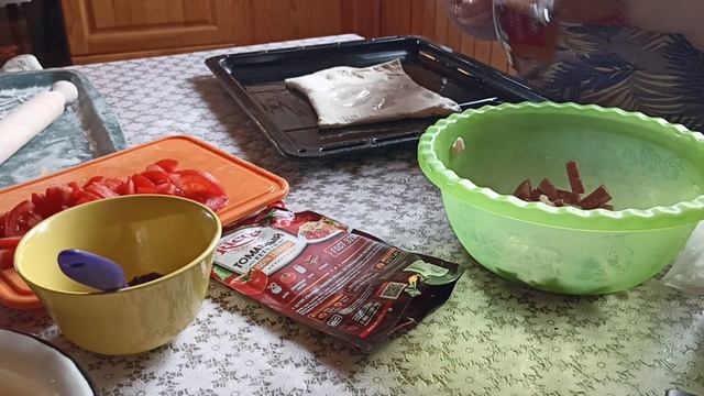 На улице холодно и сыро, топим печку и печём пироги.