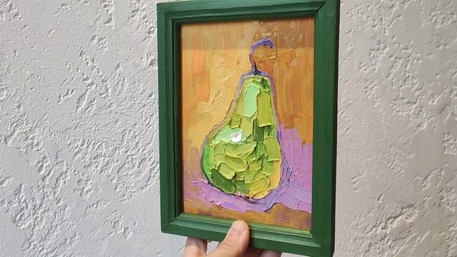 небольшая картина с грушей