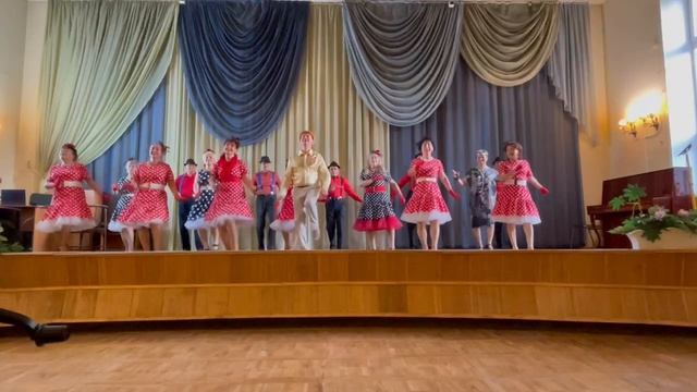 Чарльстон Лола на сцене. Группа Империал.