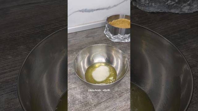 Клубничный пирог как торт !