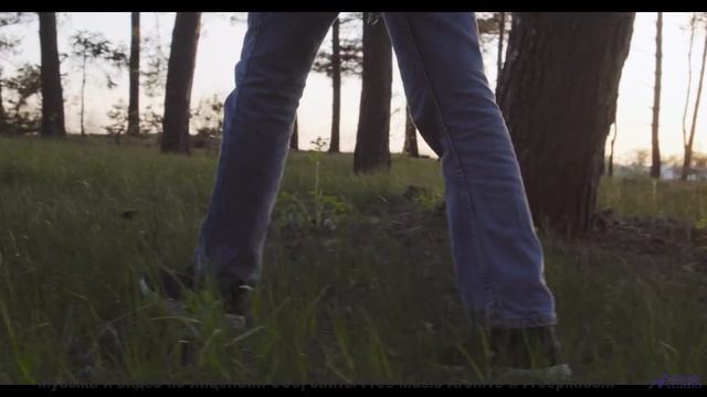 Беспокойство исчезает, когда кадры сменяются под эту мелодию - Bombs Away -- Duncan Reid and the Big