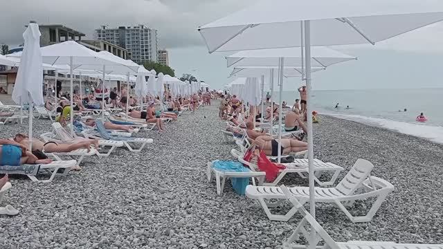 Абхазия, обстановка и погода сегодня 15 июня 2025 года на одном из абхазских пляжей