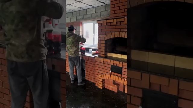 Проверка на интеллект: сможете понять зачем он опрыскивает кирпич колой?