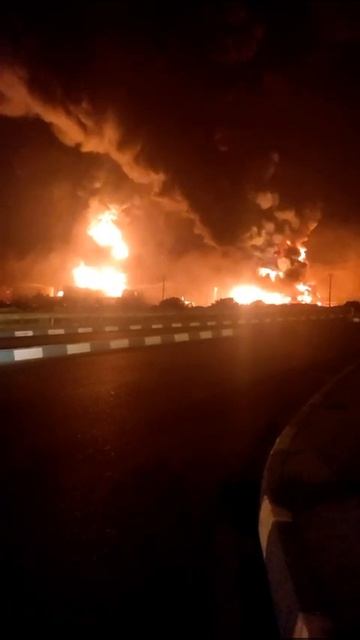 Видео из Тегерана где горит уничтоженная израильской авиацией нефтебаза