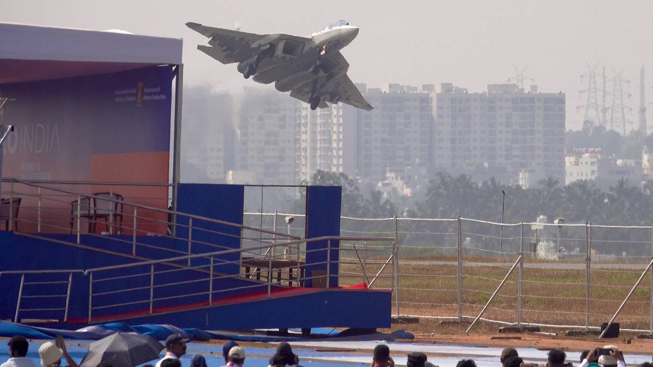 Русский СУ-57 удивительная демонстрация полета【Aero India 2025】